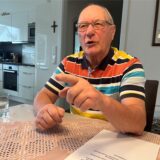 Walter Schubert sitzt in seiner Wohnung in Recklinghausen.
