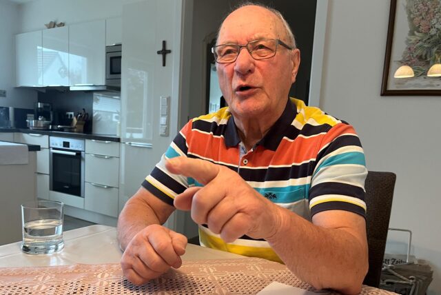 Walter Schubert sitzt in seiner Wohnung in Recklinghausen.