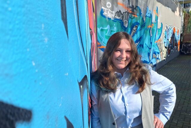 Emily Böker, genannt „Elmo“, tritt für Die Partei als Direktkandidatin zur Bundestagswahl 2025 an.