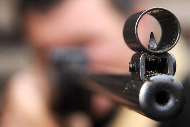 Ein Mann zielt mit einem Luftgewehr
