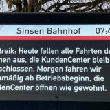 Eine Digitalanzeige der Vestischen Straßenbahnen am Bahnhof Sinsen. Darauf steht: „Warnstreik: Heute fallen alle Fahrten der Vestischen aus, die KundenCenter bleiben geschlossen. Morgen fahren wir planmäßig ab Betriebsbeginn, die KundenCenter öffnen wie gewohnt.“ Die Schrift ist weiß auf Schwarz. Die Uhrzeit zum Fotozeitpunkt 07:47 Uhr.