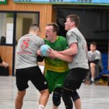 Lúkas Steinhoff (ETG Recklinghausen) wird von zwei Gegenspielern bedrängt.