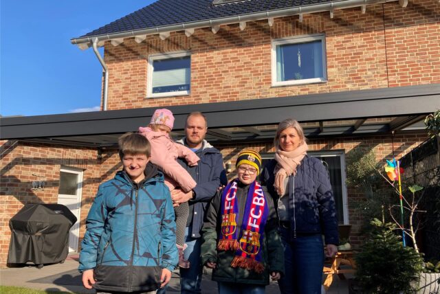 Familie Pietzka steht vor einem Haus in Marl-Brassert