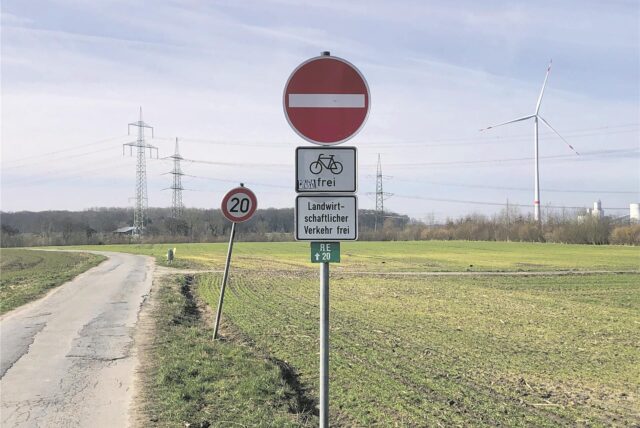 Das Einbahnstraßenschild am Wirtschaftsweg im Hangel.