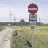 Das Einbahnstraßenschild am Wirtschaftsweg im Hangel.