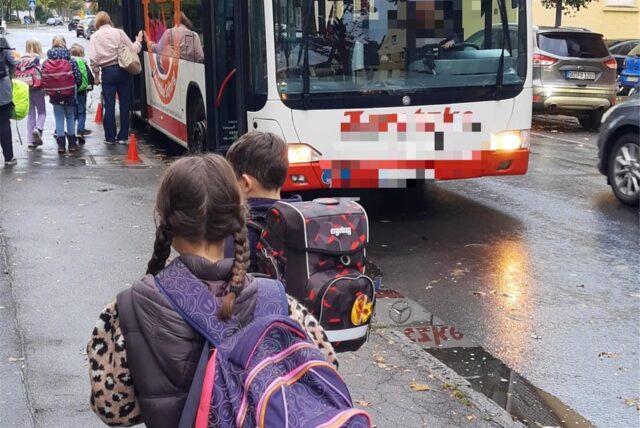 Grundschüler der Gilden-Europa-Schule in Huckarde steigen in einen Bus ein, der sie zum Bert-Brecht-Gymnasium nach Kirchlinde bringt.