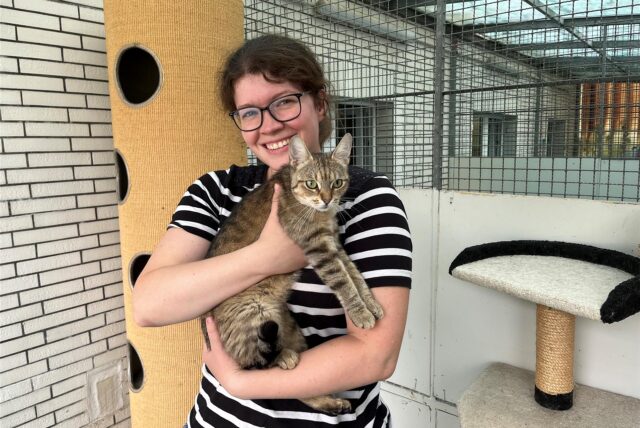 Julia Karschewski war längere Zeit im Tierheim als Ehrenamtliche tätig. 2024 übernahm sie dann die hauptamtliche Tierheimleitung. Dafür gab sie ihren Beamtenstatus beim Zoll auf. Nun hat sie das Tierheim schon wieder verlassen.