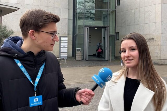 Ruhr-Nachrichten-Redakteur Julius Obhues fragt eine Frau aus Dortmund, wen sie bei der Bundestagswahl 2025 wählen wird.