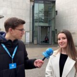 Ruhr-Nachrichten-Redakteur Julius Obhues fragt eine Frau aus Dortmund, wen sie bei der Bundestagswahl 2025 wählen wird.