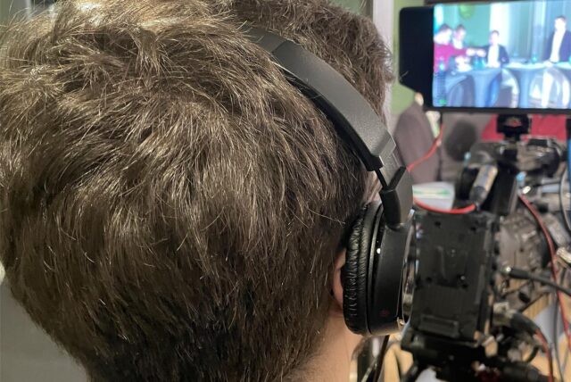 Ein Kameramann vor der Bundestagswahl 2025 im Wahlstudio der Dorstener Zeitung