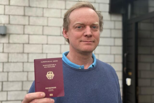 Tobias Lapke hält seinen Pass in die Kamera