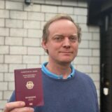 Tobias Lapke hält seinen Pass in die Kamera