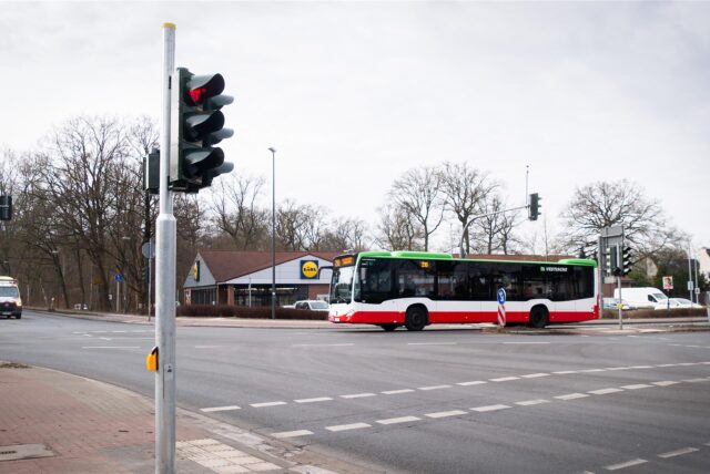 Ein neuer Ampelmast steht an der Kreuzung Ewaldstraße und Gelsenkirchener Straße in Herten.