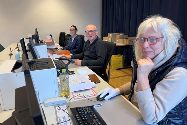 Wahlhelferinnen und Wahlhelfer im Briefwahlbüro