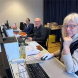 Wahlhelferinnen und Wahlhelfer im Briefwahlbüro