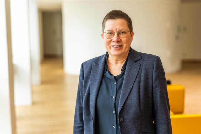 Die Dortmunder Sozialdezernentin Birgit Zoerner steht im Rathaus und lächelt in die Kamera.