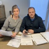 Marzena und David Pietzka durchforsten Unterlagen zum Grundsteuerbescheid.