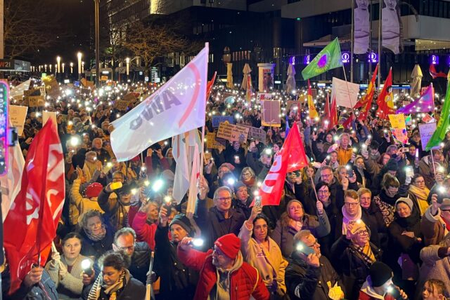 In Dortmund demonstrieren Menschen für „Demokratie und Vielfalt“.
