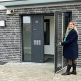 Maren Tech vor einem der insgesamt zehn neuen Häuser in Dortmund-Menglinghausen