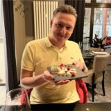 Reporter Tim Hübbertz am Tisch im „Friends in Dortmund mit dem Dessert.