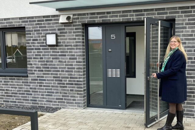 Maren Tech vor einem der insgesamt zehn neuen Häuser in Dortmund-Menglinghausen