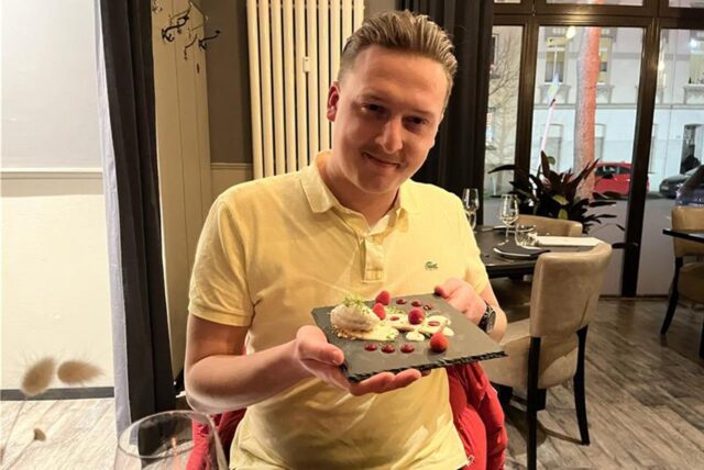 Reporter Tim Hübbertz am Tisch im „Friends in Dortmund mit dem Dessert.