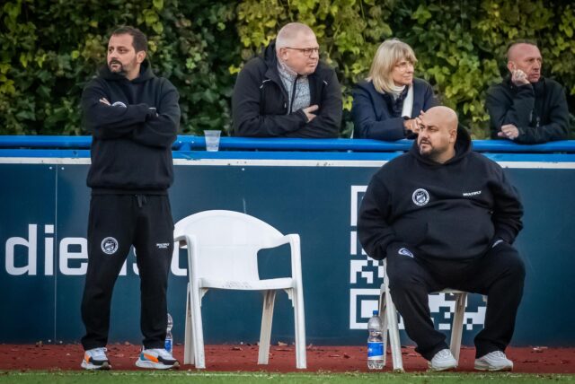 Giovanni Schiattarella steht, Reza Hassani sitzt an der Seitenlinie.