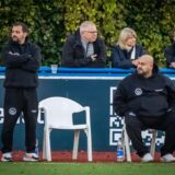 Giovanni Schiattarella steht, Reza Hassani sitzt an der Seitenlinie.