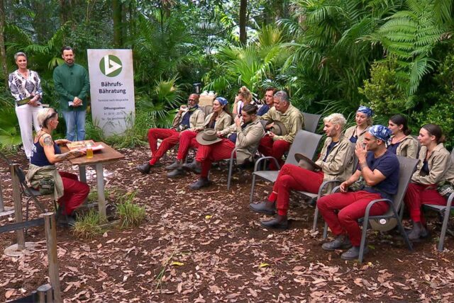 Die Teilnehmer des Dschungelcamps 2025 und die Moderatoren Sonja Zietlow und Jan Köppen bei der ersten Dschungelprüfung „Bährufs-Bähratung“.