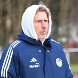 Olaf Senking trägt eine Jacke des VfB Waltrop