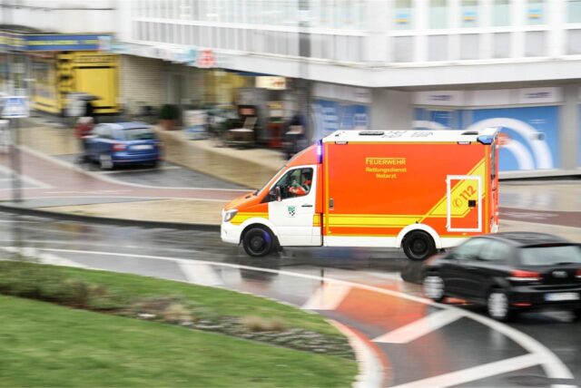 Ein Rettungswagen der Berufsfeuerwehr Herten fährt durch den Kreisverkehr in der Innenstadt.