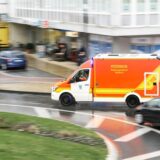 Ein Rettungswagen der Berufsfeuerwehr Herten fährt durch den Kreisverkehr in der Innenstadt.