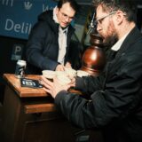 Gesellschafter Jan-Henrik Gruszecki (vorne im Bild) und sein Geschäftsführer Marc Diegmann (hinten im Bild) beim Fotoshooting zum ersten Fassanstich ihres Pils.
