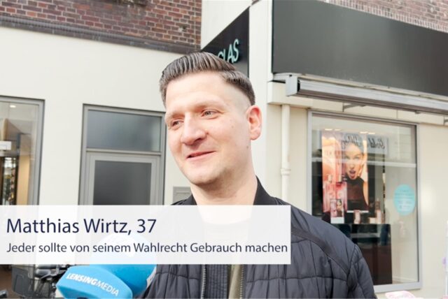 Mann im Interview mit Mikrofon in der Halterner Innenstadt
