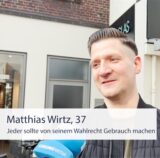 Mann im Interview mit Mikrofon in der Halterner Innenstadt