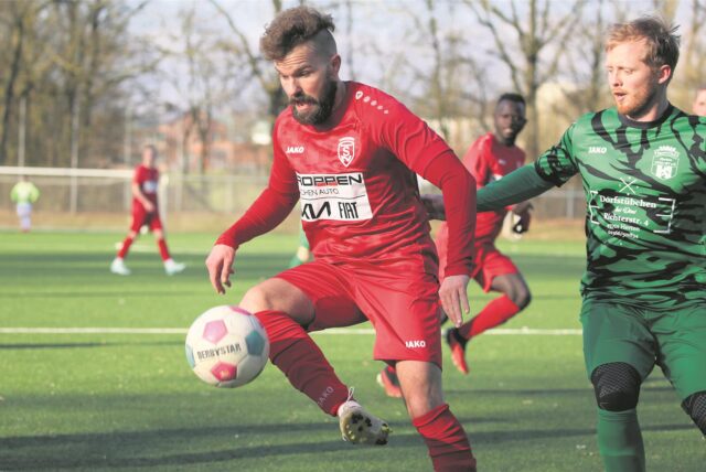 Maximilian Kadura (SF Stuckenbusch) schirmt den Ball ab.