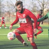 Maximilian Kadura (SF Stuckenbusch) schirmt den Ball ab.