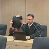 Der Angeklagte (links) und sein Verteidiger Simón Barrera González (r.) beim Prozessauftakt am 6. Dezember 2024 vor dem Bochumer Landgericht.