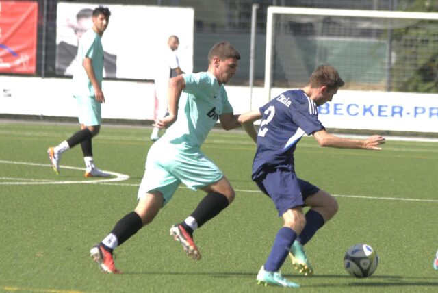 Duell aus dem Hinspiel: Julien Homfeldt (l.) von SW Meckinghoven jagt hier den Titanen Paul Schott.