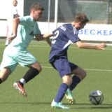 Duell aus dem Hinspiel: Julien Homfeldt (l.) von SW Meckinghoven jagt hier den Titanen Paul Schott.