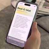 Eine Person hält ein handy, auf dem der Real-O-Mat geöffnet ist. Daneben ein Bild von Frauke Gonsior