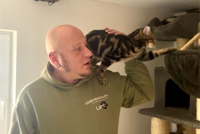 Lars Riedel hat Katze Vienna auf der Schulter.