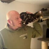 Lars Riedel hat Katze Vienna auf der Schulter.