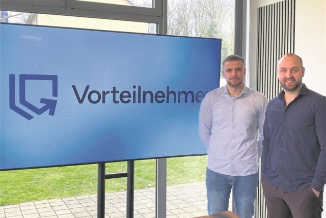 Marco Czappek (l.) und Fabian Bröggelhoff vor dem Logo ihrer Firma Vorteilnehmer.