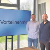 Marco Czappek (l.) und Fabian Bröggelhoff vor dem Logo ihrer Firma Vorteilnehmer.