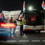 Busse stehen vor einem Depot der Dortmunder Verkehrsbetriebe DSW21.