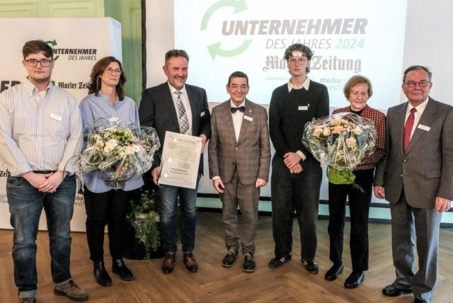 Arnd Neubauer (3. v. l.) ist Unternehmer des Jahres. Zur Preisverleihung kam er mit seiner Familie. Bürgermeister Werner Arndt hielt die Laudatio.