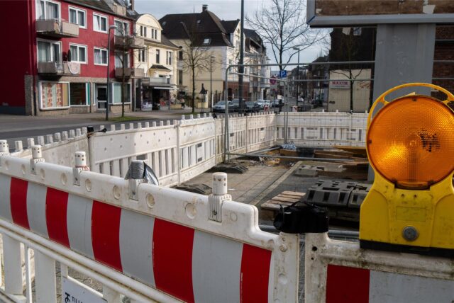 Eine gelbe Signalleuchte und rot-weiße Absperrzäune sind vor einer Baustelle an der Ewaldstraße in Herten-Süd zu sehen.