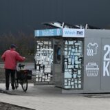 Ein Fahrradfahrer schaut sich den neuen SB-Waschautomaten vor dem neuen Fressnapf in Dorsten an.