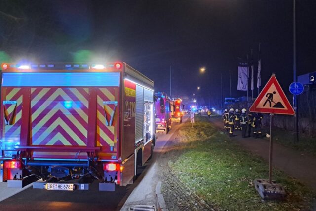 Feuerwehrfahrzeuge mit Blaulicht stehen am Bahnübergang in Herten.